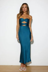 Retro light blue warm floor-length dress, a stylish outfit perfect for commuting or dates